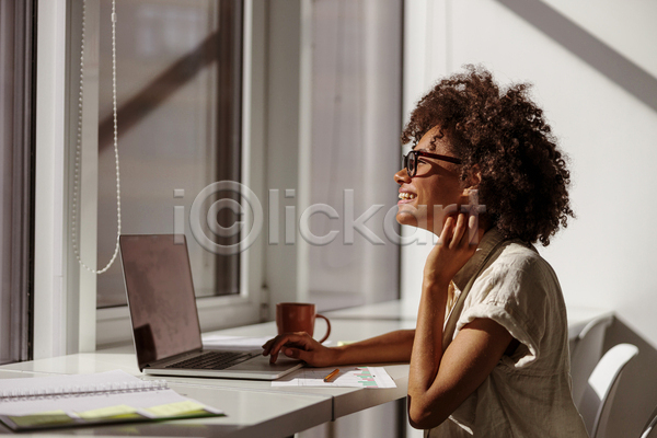 즐거움 서양인 성인 성인여자한명만 여자 한명 흑인 JPG 옆모습 포토 해외이미지 노트북 비즈니스우먼 상반신 안경낌 앉기 우먼라이프 응시 창가 책상 햇빛