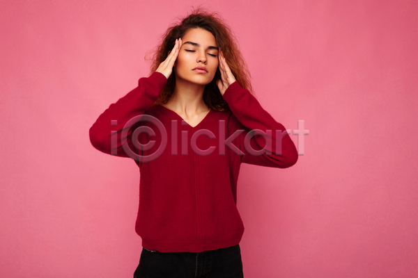 고통 피곤 백인 성인 성인여자한명만 여자 한명 JPG 앞모습 포토 해외이미지 갈색머리 눈감음 두통 분홍색배경 상반신 손짚기 스웨터 실내