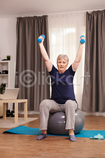 노년 노인여자한명만 백인 여자 한명 JPG 앞모습 포토 해외이미지 거실 건강 들기 라이프스타일 매트 손들기 실내 아령 앉기 연습 운동 운동복 짐볼 할머니