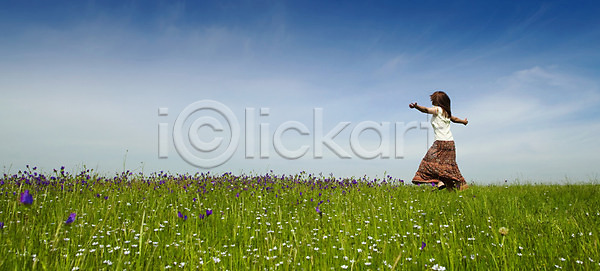 기쁨 신선 자유 행복 사람 여자 한명 JPG 포토 해외이미지 4 건강 공원 드레스 무료 밭 봄 야외 유행 자연 잔디 초록색 춤 치마 파란색 하늘 해외202004 해외포토