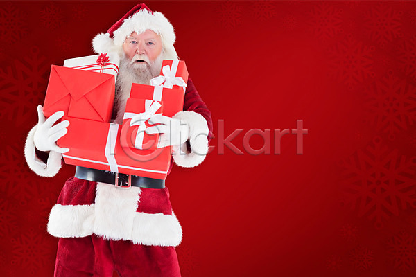 남자 노년 노인남자한명만 한명 JPG 앞모습 포토 해외이미지 들기 빨간색 산타클로스 상반신 선물상자 크리스마스 해외202004