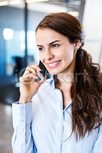 소통 협력 20대 백인 여자 한명 JPG 포토 해외이미지 라이프스타일 무선전화기 미소(표정) 비즈니스 비즈니스우먼 사무실 실내 직장 해외202004 핸드폰