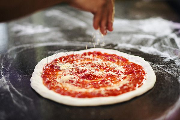 신선 준비 클래식 사람없음 JPG 포토 해외이미지 만들기 묘사 반죽 요리 유럽 음식 이탈리아 전국 전통 주방 지역 지중해 진짜 치즈 피자 해외202004