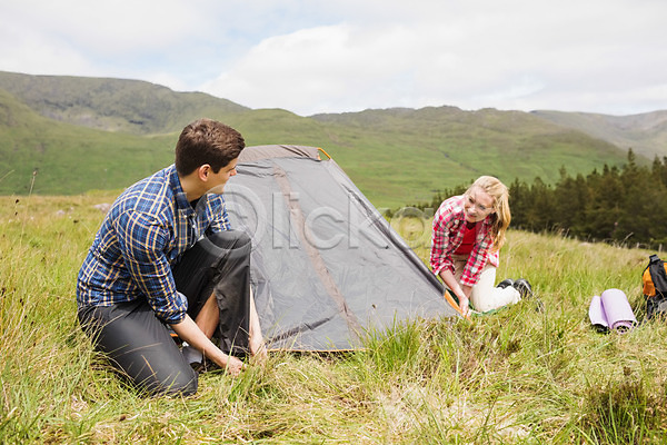 함께함 행복 20대 남자 두명 백인 여자 JPG 포토 해외이미지 건강 미소(표정) 야외 자연 캠핑 커플 텐트 풍경(경치) 해외202004