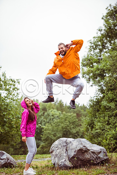 자유 함께함 행복 20대 남자 두명 백인 여자 JPG 포토 해외이미지 건강 미소(표정) 야외 에너지 자연 점프 커플 풍경(경치) 하이킹 해외202004