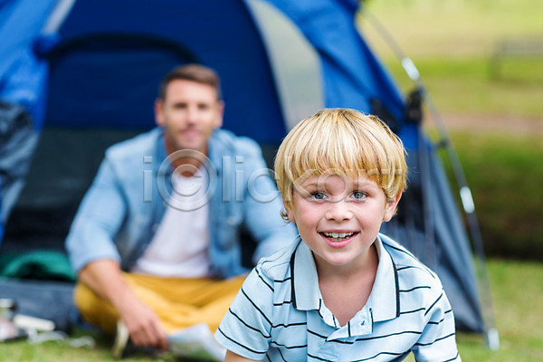 사랑 함께함 행복 30대 남자 두명 백인 성인 소년 어린이 JPG 포토 해외이미지 나무 라이프스타일 미소(표정) 봄 소풍 시골 아들 아빠 앉기 야외 여름(계절) 자연 잔디 초록색 캠핑 캠핑장 텐트 펼침 해외202004 휴가