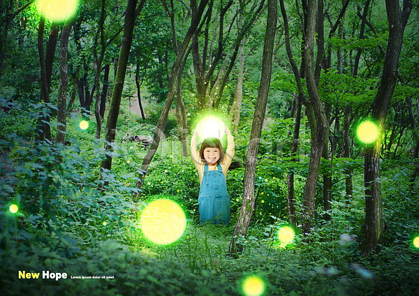 희망 소녀(어린이) 소녀한명만 어린이 여자 한국인 한명 PSD 편집이미지 나무 들기 미소(표정) 빛 빛망울 상반신 숲 숲속 자연