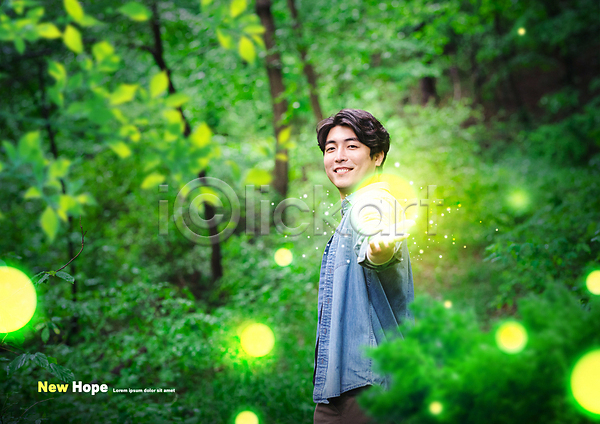 희망 30대 남자 성인 성인남자한명만 한국인 한명 PSD 편집이미지 나무 들기 미소(표정) 보여주기 빛 빛망울 상반신 숲 숲속 자연