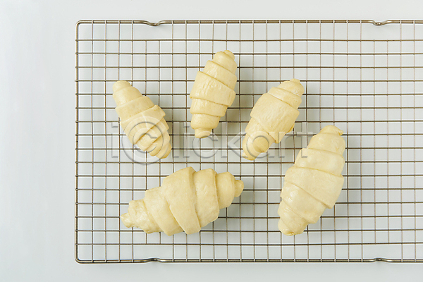 사람없음 JPG 포토 하이앵글 빵 생지(반죽) 스튜디오촬영 식힘망 실내 유기농 크루아상 탄수화물 흰배경