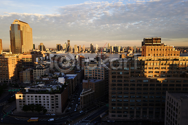 사람없음 JPG 포토 구름(자연) 그림자 뉴욕 도시 도시풍경 맨해튼 빌딩 아침 야외 일출 주간 하늘 해외풍경 햇빛