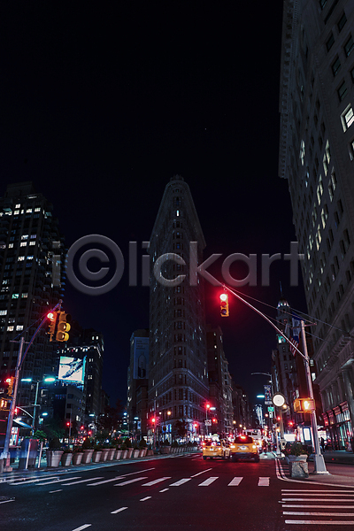 사람없음 JPG 포토 건물 뉴욕 도로 도시 신호등 야간 야경 야외 자동차 해외풍경 횡단보도