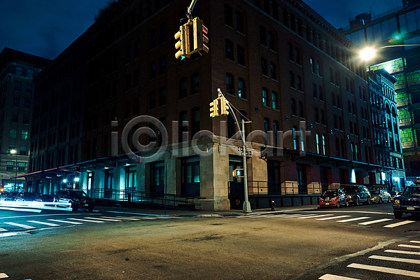 사람없음 JPG 포토 가로등 골목길 교차로 뉴욕 도로 도시 빛 신호등 야간 야경 야외 어둠 자동차 해외풍경 횡단보도