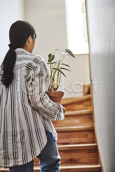20대 성인 성인여자한명만 여자 한국인 한명 JPG 뒷모습 포토 계단 들기 상반신 실내 오르기 운반 원예 원예식물 취미 플랜테리어 홈가드닝 화분 화초