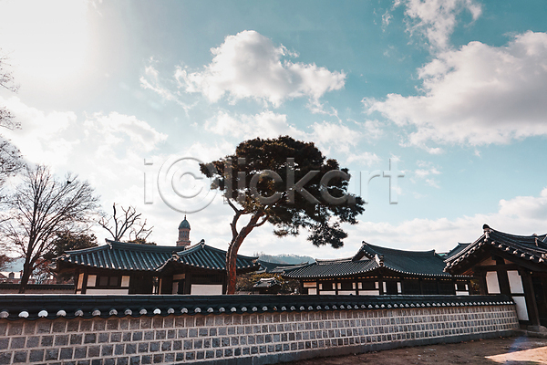 사람없음 JPG 포토 구름(자연) 기와담장 기와집 나무 맑음 야외 전라북도 전주 전주한옥마을 주간 풍경(경치) 하늘 한국전통 한옥