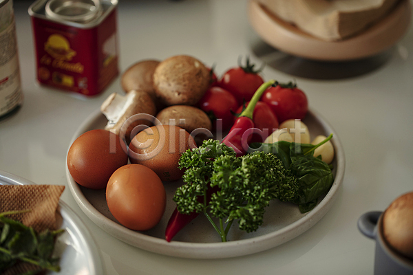 사람없음 JPG 포토 계란 마늘 방울토마토 버섯 식재료 실내 재료손질 접시 주방용품 토마토 파슬리