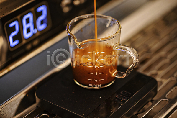 사람없음 JPG 아웃포커스 포토 붓기 실내 에스프레소 에스프레소머신 에스프레소잔 전자저울 카페 커피 컵
