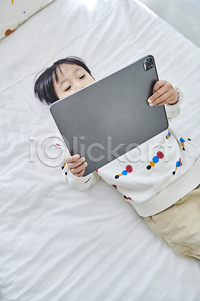 남자 소년 소년한명만 어린이 한국인 한명 JPG 앞모습 포토 눕기 들기 상반신 스마트러닝 실내 온라인강의 응시 이러닝 자기주도학습 침대 태블릿 홈스쿨 홈스쿨링