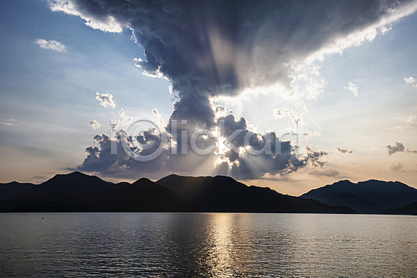사람없음 JPG 포토 구름(자연) 국내여행 노을 산 산등성이 야외 자연 주간 충주호 태양 풍경(경치) 하늘 햇빛