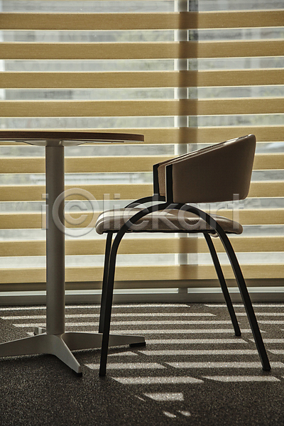 고요 휴식 사람없음 JPG 포토 그림자 블라인드 실내 오후 원형탁자 의자 창가 카페 풍경(경치)