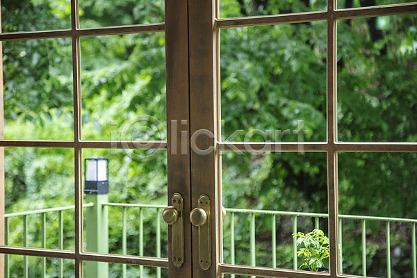 고요 사람없음 JPG 포토 발코니 숲 실내 울타리 주간 창문 창밖 풀(식물) 풍경(경치)