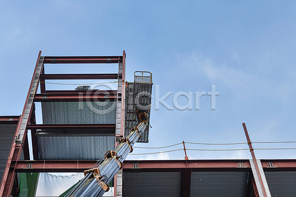 사람없음 JPG 로우앵글 포토 건물 건설현장 공사 구름(자연) 사다리차 안전 야외 작업대 주간 중장비 철근구조물 하남 하늘