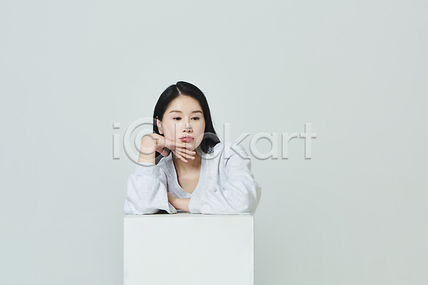 고민 20대 성인 성인여자한명만 여자 한국인 한명 JPG 앞모습 포토 기댐 대학생 상반신 스튜디오촬영 실내 우먼라이프 응시 캐주얼 캠퍼스라이프 턱괴기 회색배경