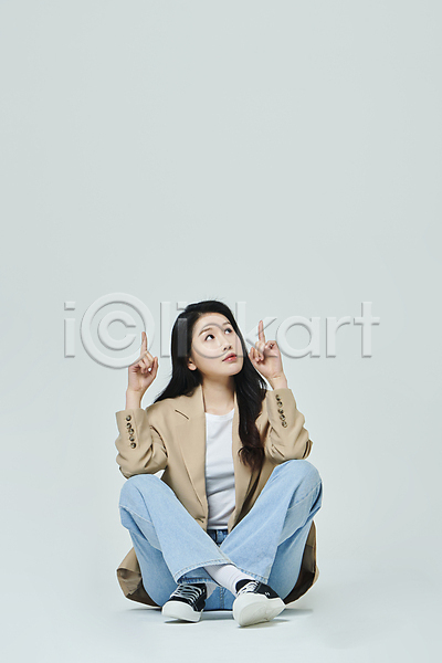 20대 성인 성인여자한명만 여자 한국인 한명 JPG 앞모습 포토 가리킴 스튜디오촬영 실내 앉기 우먼라이프 응시 전신 회색배경