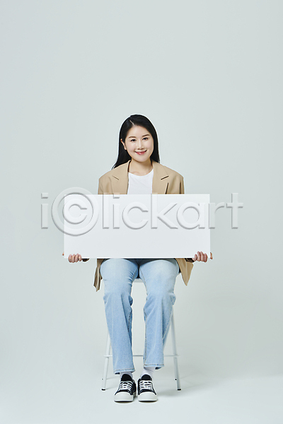 20대 성인 성인여자한명만 여자 한국인 한명 JPG 앞모습 포토 들기 모션 미소(표정) 배너 사각프레임 스튜디오촬영 실내 앉기 우먼라이프 응시 의자 전신 캐주얼 회색배경