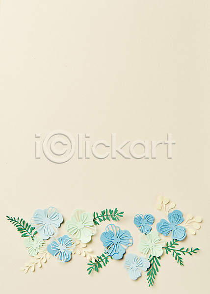 사람없음 JPG 포토 하이앵글 베이지색 스튜디오촬영 실내 오브젝트 잎 종이 종이꽃 카피스페이스 페이퍼아트
