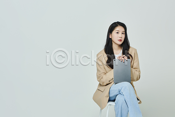 20대 성인 성인여자한명만 여자 한국인 한명 JPG 앞모습 포토 다리꼬기 무표정 비즈니스라이프 비즈니스우먼 상반신 스튜디오촬영 실내 앉기 우먼라이프 응시 의자 잡기 캐주얼 태블릿 회색배경