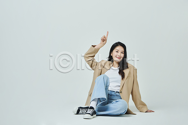 20대 성인 성인여자한명만 여자 한국인 한명 JPG 앞모습 포토 가리킴 미소(표정) 비즈니스라이프 비즈니스우먼 스튜디오촬영 실내 앉기 우먼라이프 응시 전신 캐주얼 회색배경