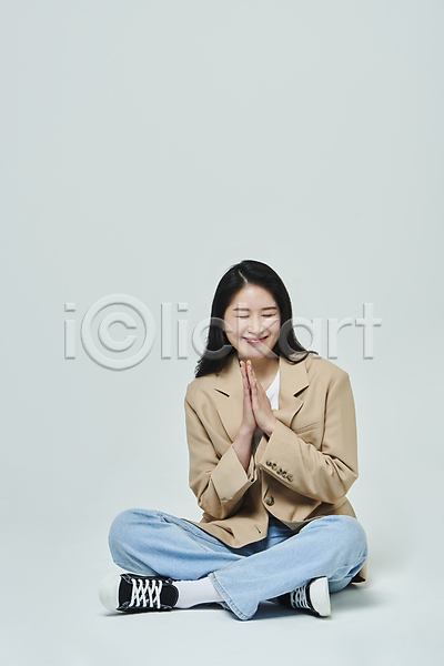 기쁨 20대 성인 성인여자한명만 여자 한국인 한명 JPG 앞모습 포토 눈감음 미소(표정) 박수 비즈니스라이프 비즈니스우먼 손모으기 손뼉치기 스튜디오촬영 실내 앉기 우먼라이프 전신 캐주얼 회색배경