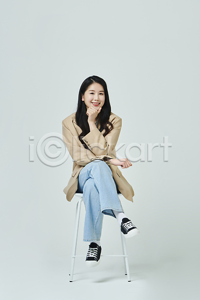20대 성인 성인여자한명만 여자 한국인 한명 JPG 앞모습 포토 다리꼬기 미소(표정) 비즈니스라이프 비즈니스우먼 스튜디오촬영 실내 앉기 우먼라이프 응시 의자 전신 캐주얼 턱괴기 회색배경