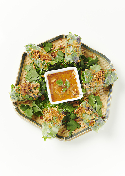 사람없음 JPG 포토 하이앵글 동남아음식 로컬푸드 샐러드롤 소스(음식) 스프링롤 실내 접시 종지 태국음식 흰배경