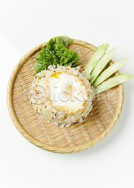 사람없음 JPG 포토 하이앵글 계란프라이 대나무소쿠리 동남아음식 로컬푸드 새우볶음밥 실내 오이 태국음식 흰배경