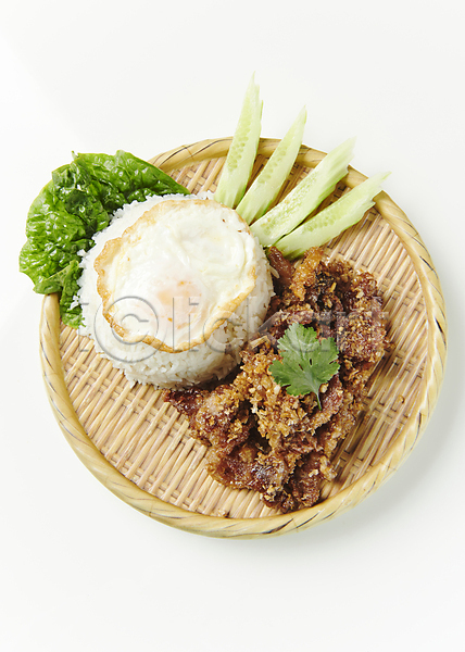 사람없음 JPG 포토 하이앵글 계란프라이 대나무소쿠리 덮밥 동남아음식 돼지고기볶음 로컬푸드 밥 실내 오이 태국음식 팟끄라파오무쌉 흰배경