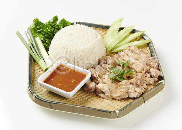 사람없음 JPG 포토 닭고기 덮밥 동남아음식 로컬푸드 밥 상추 소스(음식) 실내 접시 종지 카우만까이 태국음식 파 흰배경