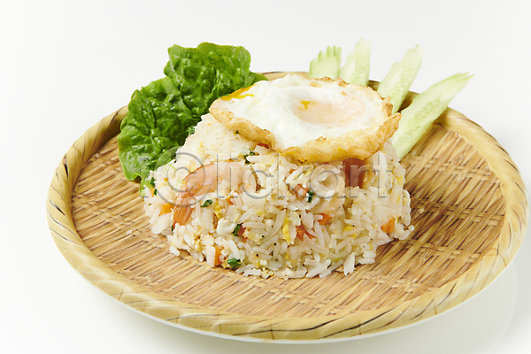 사람없음 JPG 포토 계란프라이 대나무소쿠리 동남아음식 로컬푸드 새우볶음밥 실내 오이 태국음식 흰배경