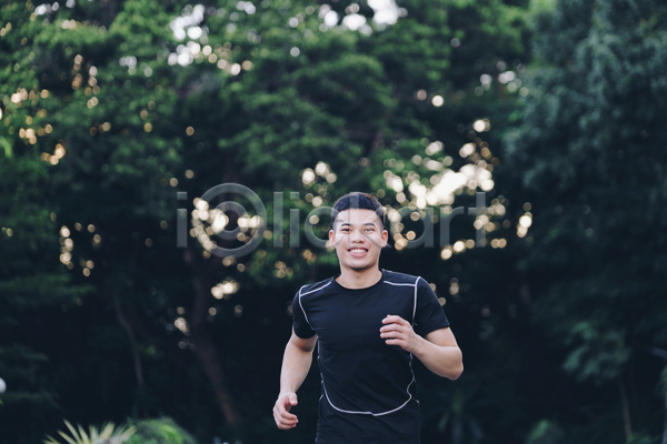 스마트 행복 남자 한명 JPG 포토 해외이미지 건강 달리기 달리기선수 도시 라이프스타일 마라톤 속도 스마트폰 스포츠 야외 여름(계절) 연습 운동 운동복 웰빙 일출 조깅 최고 포즈 햇빛