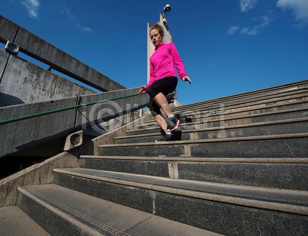 성인 성인여자한명만 여자 한명 JPG 앞모습 포토 해외이미지 건강 계단 내려오기 달리기 라이프스타일 러닝 아침 야외 운동복 유산소운동 전신 조깅