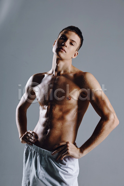 남자 백인 성인 성인남자한명만 한명 JPG 앞모습 포토 해외이미지 근육질 바디프로필 상반신 실내 포즈 허리손 회색배경