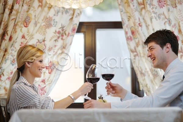 함께함 행복 남자 두명 성인 성인만 여자 JPG 옆모습 포토 해외이미지 건배 데이트 들기 레스토랑 마주보기 미소(표정) 상반신 식사 실내 앉기 연애 와인 커플 탁자