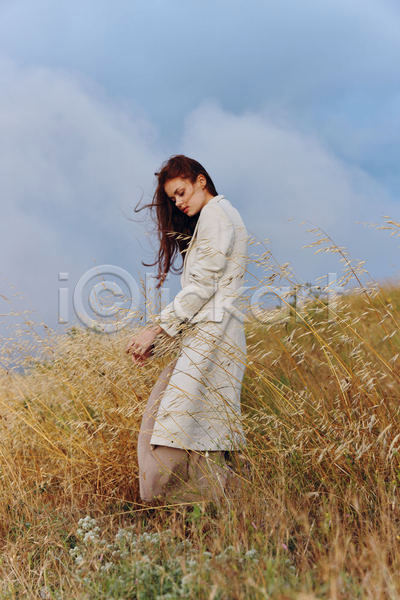 성인 성인여자한명만 여자 한명 JPG 옆모습 포토 해외이미지 가을(계절) 고개숙이기 내추럴 밭 야외 자연 전신 주간 코트 하늘