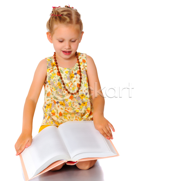 백인 소녀(어린이) 소녀한명만 어린이 여자 한명 JPG 앞모습 포토 해외이미지 독서 무릎꿇기 실내 웃음 전신 책 흰배경