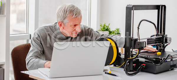 남자 노년 노인남자한명만 한명 JPG 앞모습 포토 해외이미지 3D프린터 4차산업 과학기술 기술자 노트북 만들기 상반신 실내 앉기 인공 작업 제조