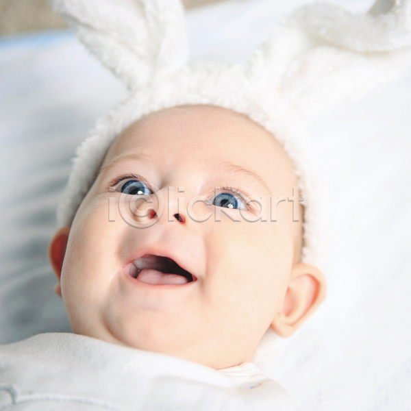 귀여움 남자 남자아기한명만 아기 한명 JPG 앞모습 포토 해외이미지 눕기 상반신 실내 웃음 토끼머리띠