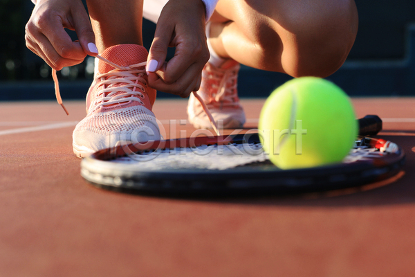 신체부위 한명 JPG 소프트포커스 앞모습 포토 해외이미지 무릎꿇기 발 신발끈묶기 야외 주간 테니스 테니스공 테니스라켓 테니스복 테니스장 하반신