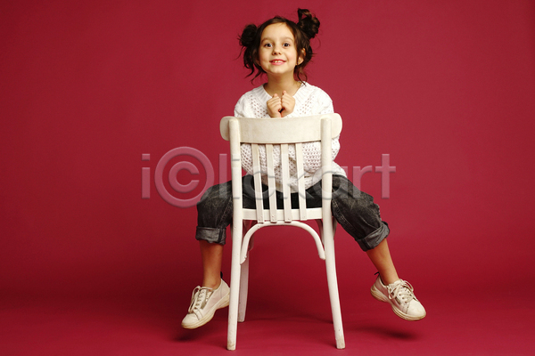 서양인 소녀(어린이) 소녀한명만 어린이 여자 한명 JPG 앞모습 포토 해외이미지 미소(표정) 빨간배경 손모으기 실내 앉기 응시 의자 전신