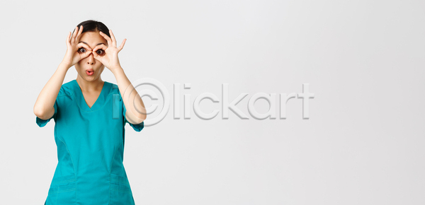 성인 성인여자한명만 여자 한명 JPG 앞모습 포토 해외이미지 놀람 상반신 손짓 실내 의료진 의사 청진기 카피스페이스 회색배경