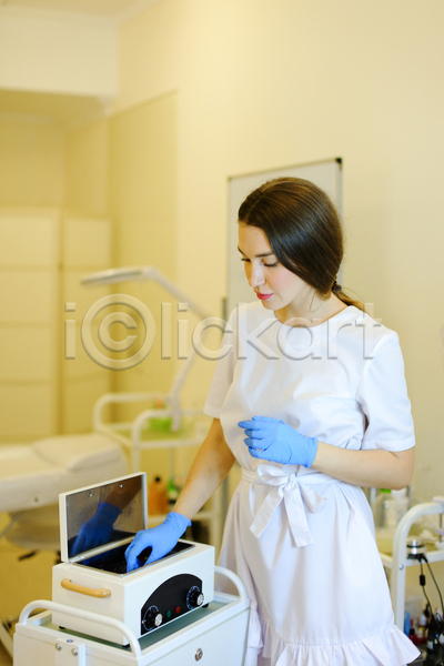 백인 사람 여자 한명 JPG 포토 해외이미지 간호사 관리 기계 라텍스 보유 뷰티 상점 소독 실내 안경 약 유럽 장갑 장비 파란색 흰색